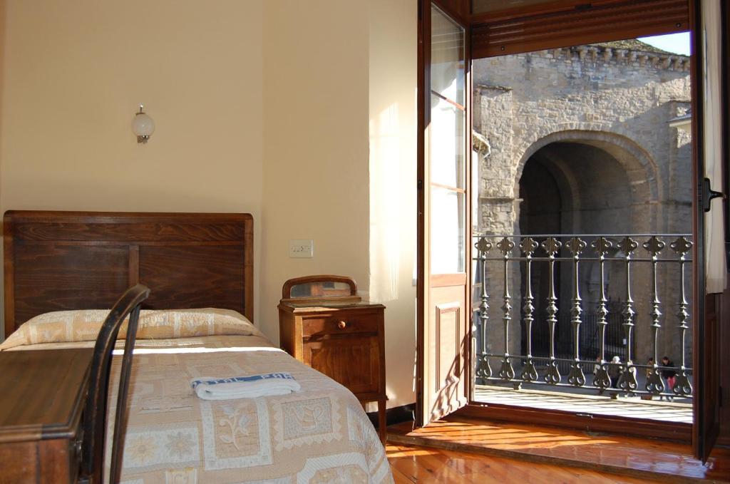 Hostal Paris Хака Экстерьер фото